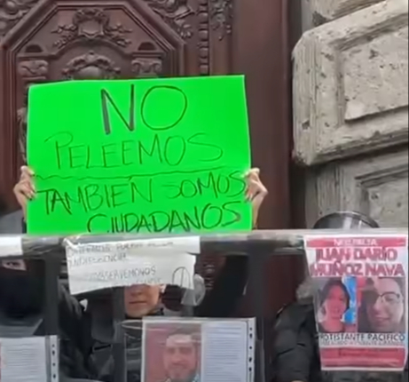 Policías de Jalisco exhiben mensajes de no confrontación durante protesta