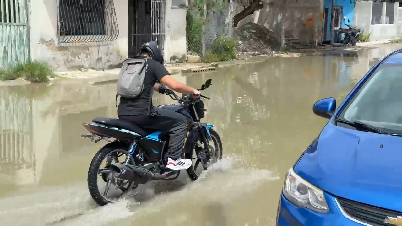 Vecinos solicitaron al Ayuntamiento de Champotón corregir el desnivel de la calle para evitar la acumulación de agua