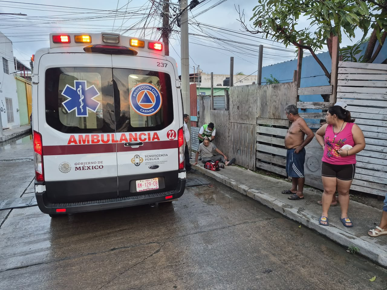Un adulto mayor de 60 años resultó herido tras sufrir un accidente en la colonia Obrera de Ciudad del Carmen.