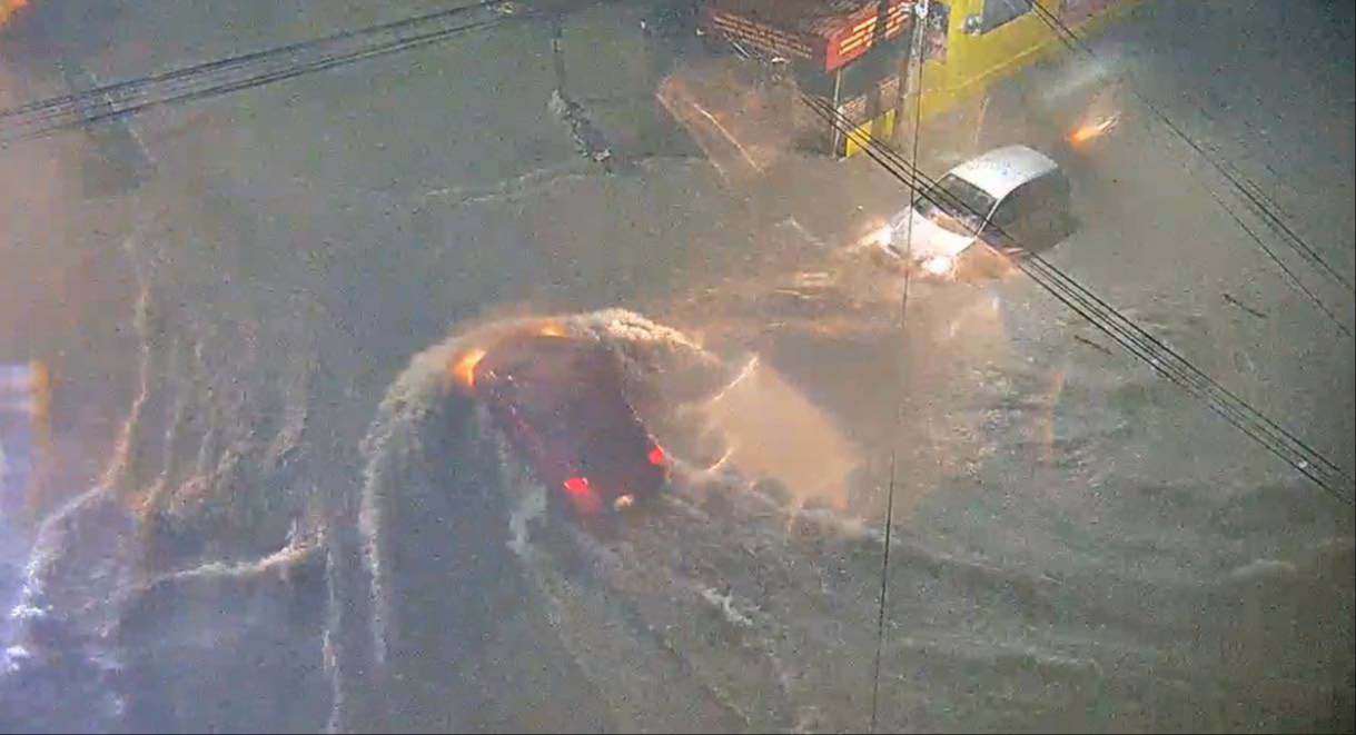 Arterias viales como Gobernadores, López Mateos y Colosio quedaron completamente sumergidas bajo el agua.