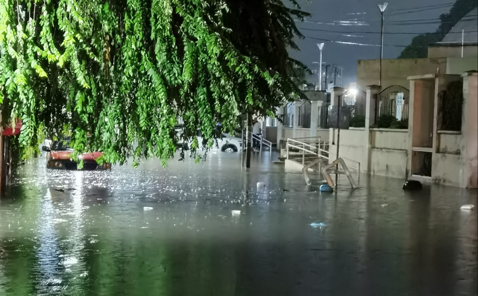 En el barrio de Guadalupe, la fuerza del agua transformó la calle 49 B en una intensa corriente