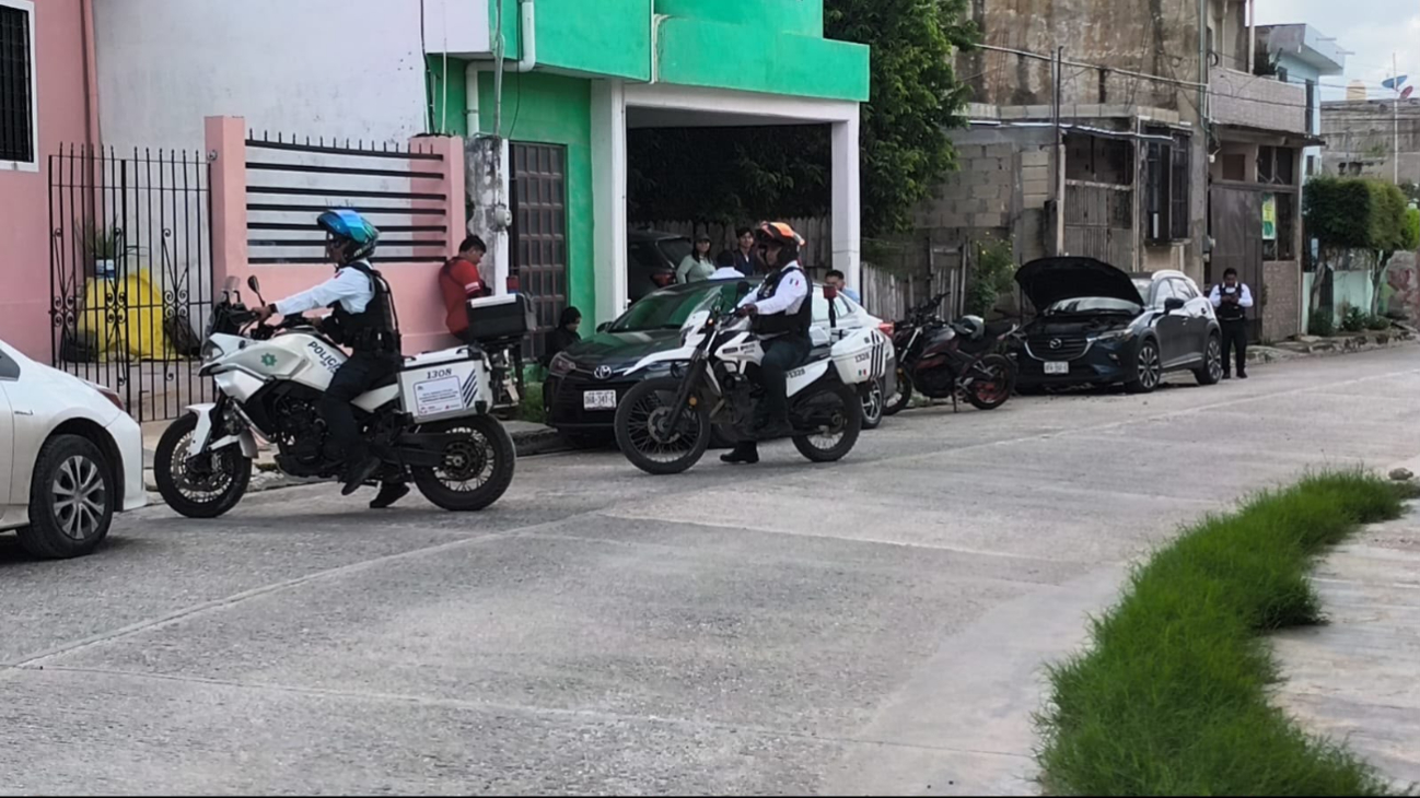 Un choque por alcance entre un automóvil y una motocicleta dejó saldo de un lesionado y daños materiales.