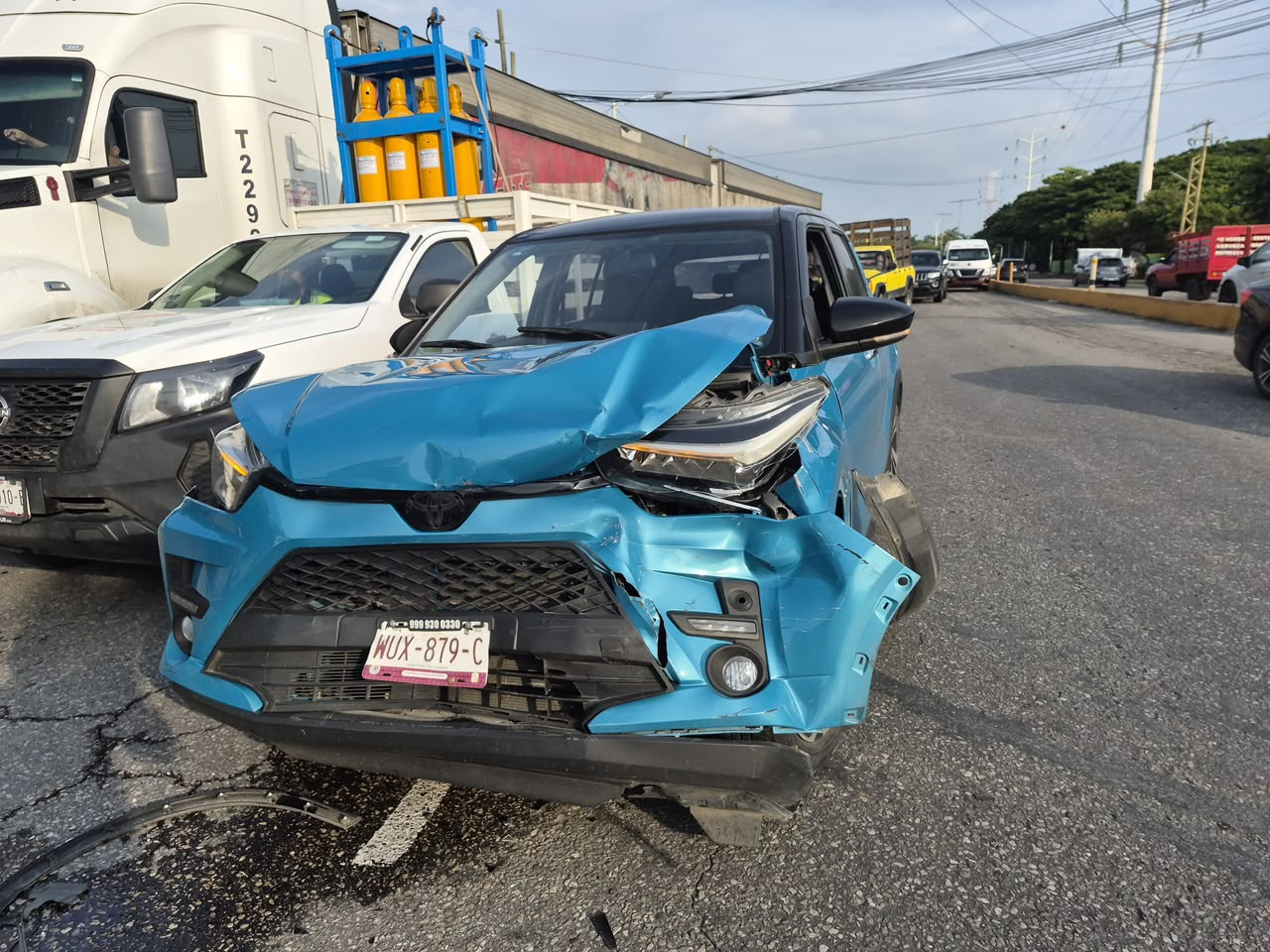 Un choque múltiple entre cuatro camionetas generó caos vial en la avenida Isla de Tris.