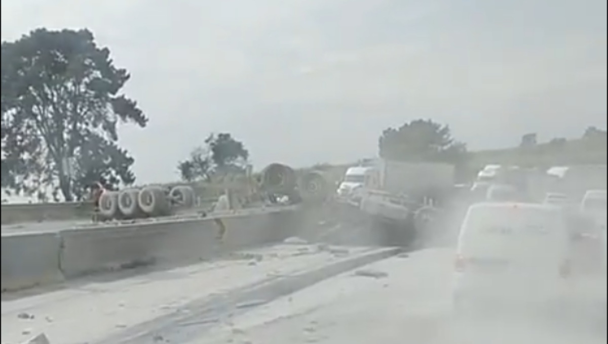 Choque múltiple en la carretera México-Puebla.