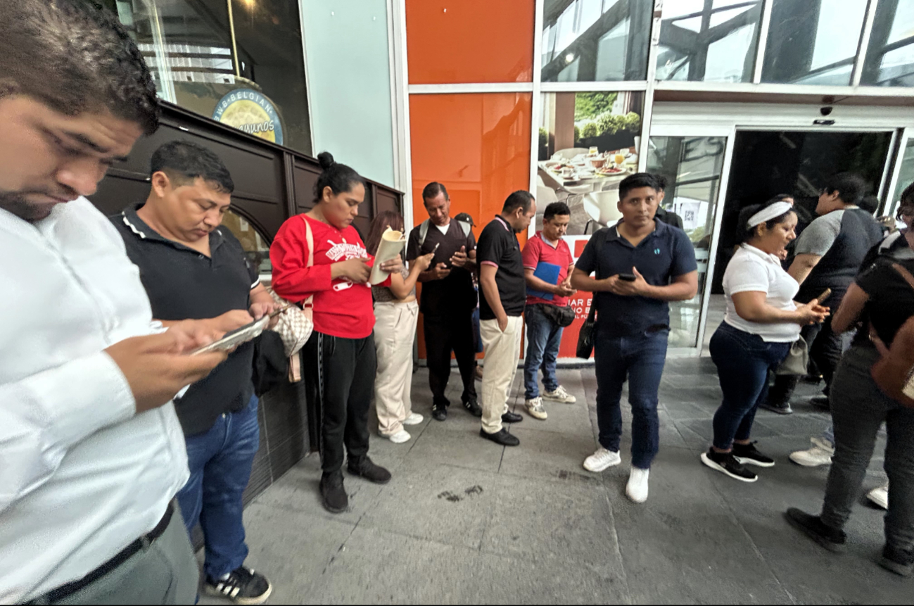 Aunque cientos de personas acudieron a la convocatoria, varios solicitantes se retiraron sin conseguir una vacante