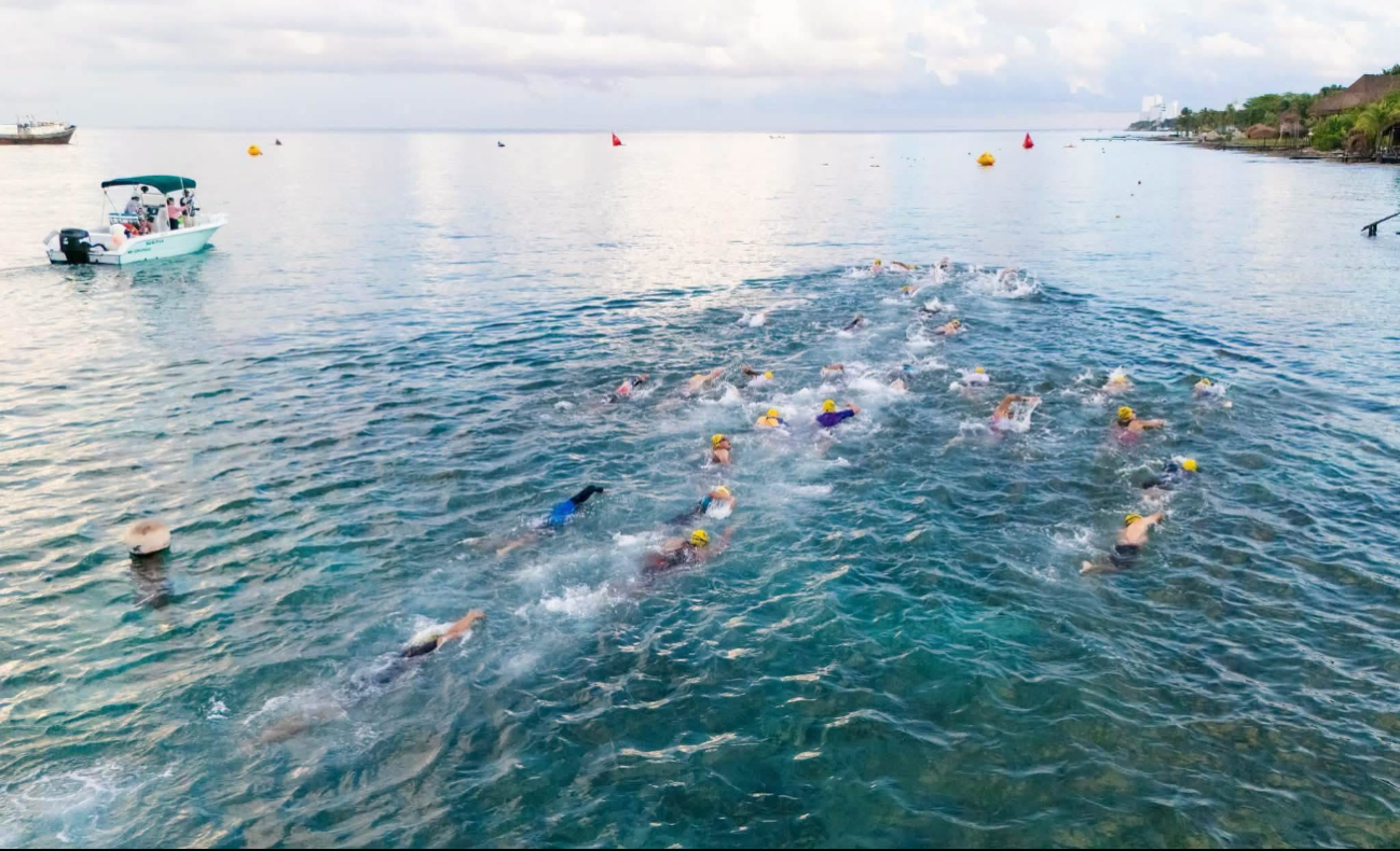 Los deportistas locales, nacionales e internacionales combinaron natación, ciclismo y carrera pedestre