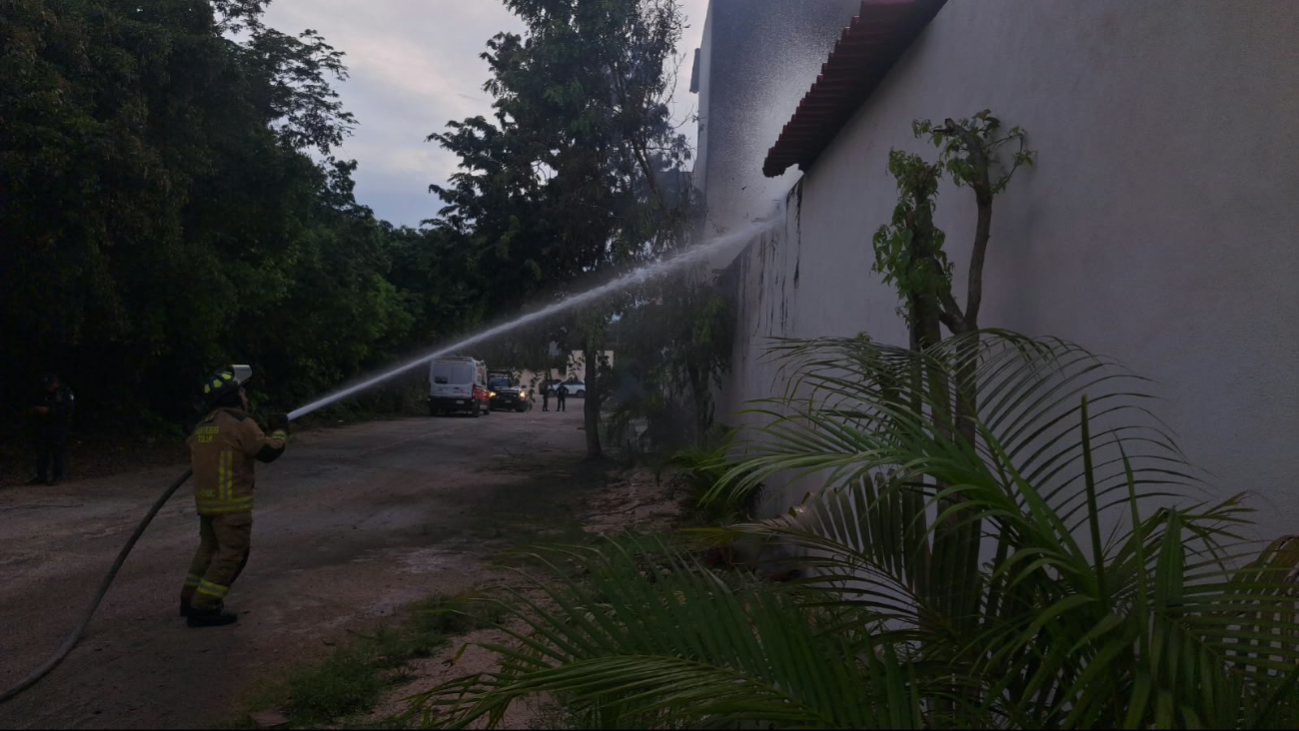 Elementos del Heroico Cuerpo de Bomberos sofocaron las llamas.