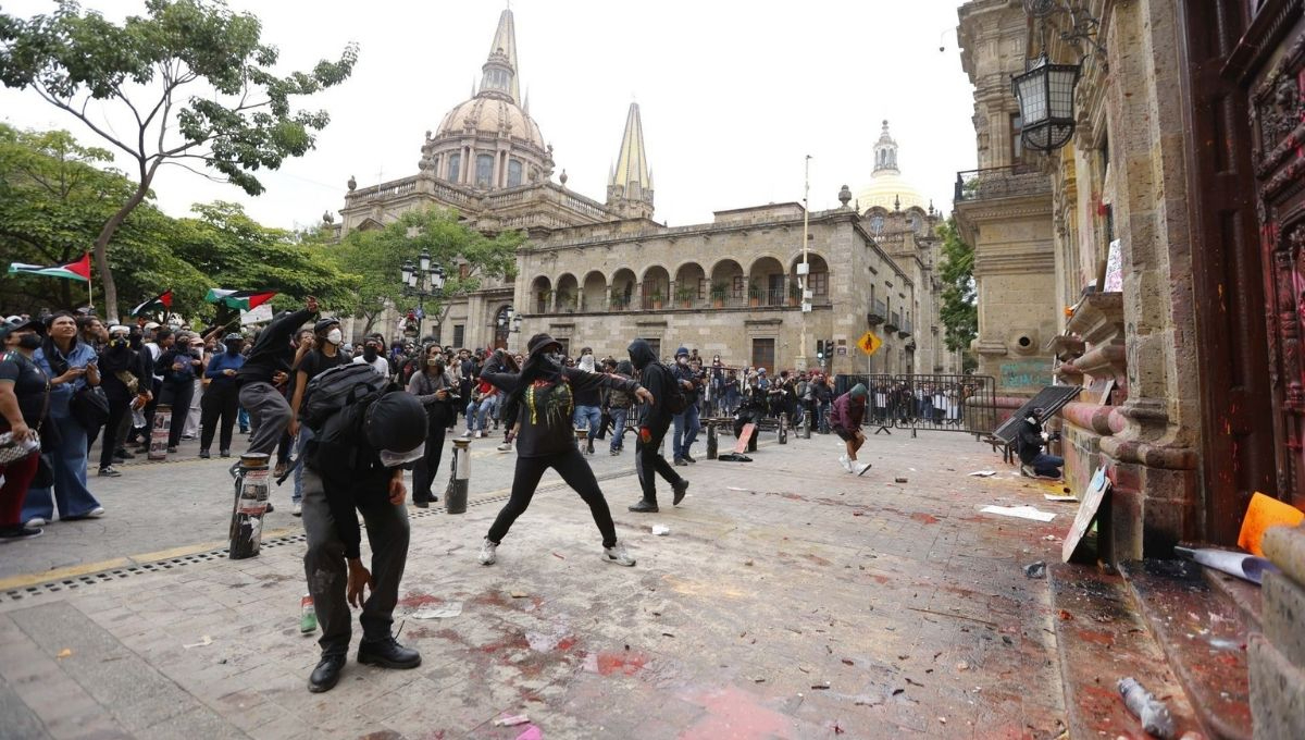 El Gobierno de Jalisco reportó afectaciones en distintos inmuebles, entre ellos la Catedral, edificios públicos y al menos seis establecimientos comerciales