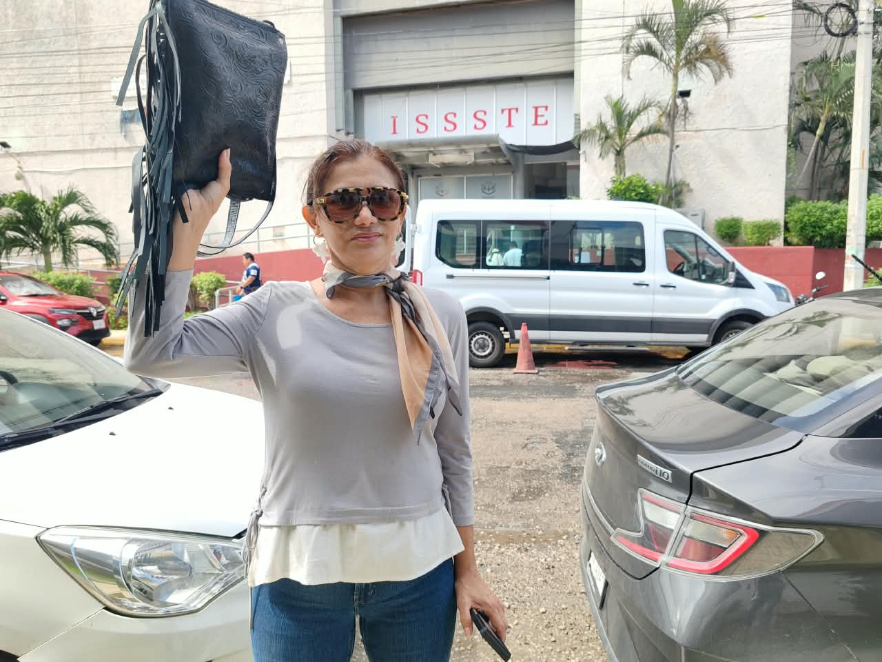 Jacqueline Briceño Fuentes, jubilada de la UACAM, denunció a PensionISSSTE por retener su fondo de pensión.