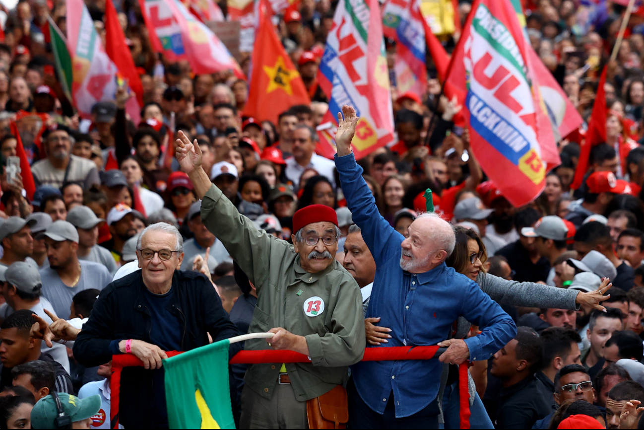 Lula da Silva realizó un recorrido en Porto Allegre de cara a la segunda vuelta.