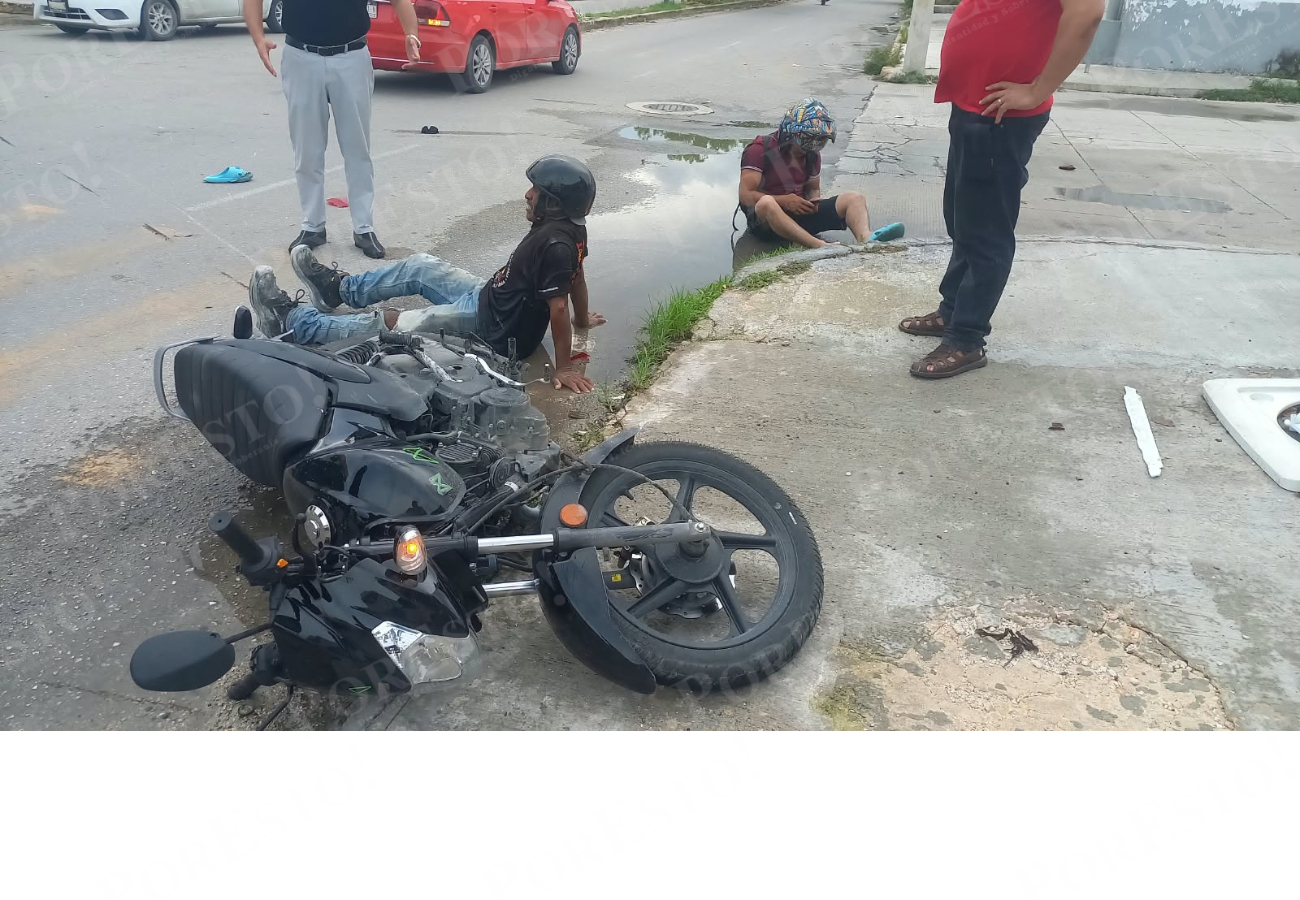 Los dos ocupantes de la motocicleta salieron proyectados tras el choque y recibieron atención prehospitalaria