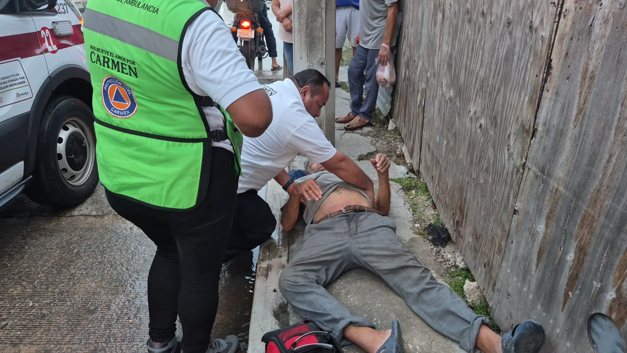 Socorristas de Protección Civil acudieron para realizar la curación y estabilización del paciente.