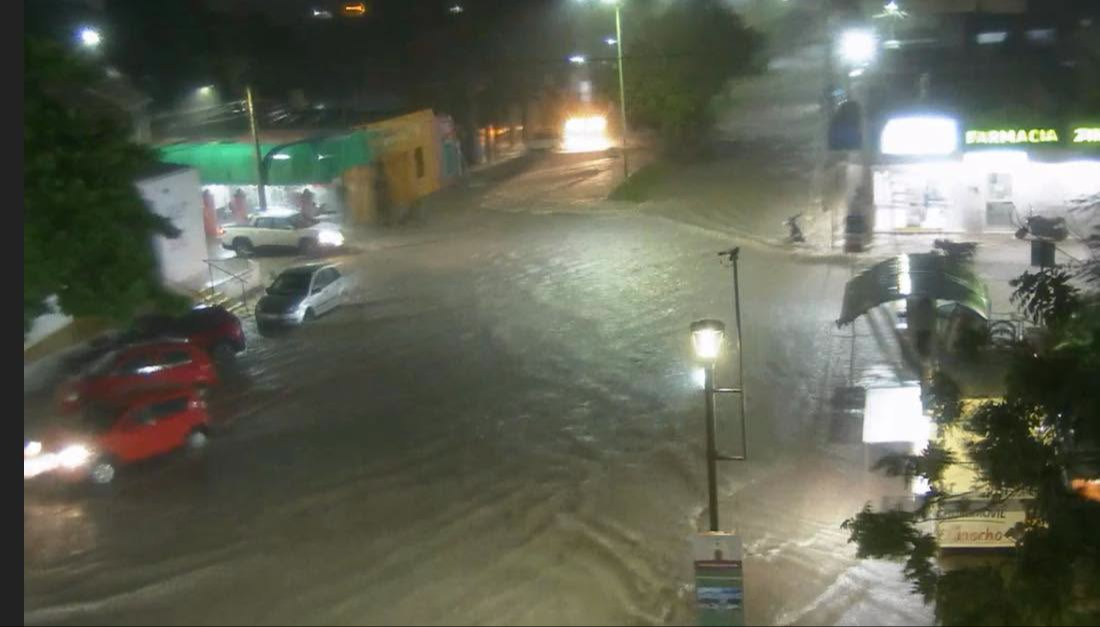 La SPSC exhortó a automovilistas y motociclistas a no cruzar zonas con alto nivel de agua.