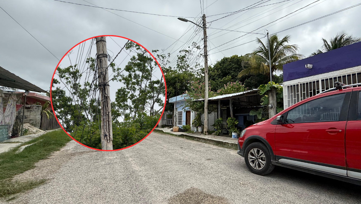 Vecinos de la colonia Las Brisas en Champotón alertan sobre el peligro de un poste de la CFE en mal estado.