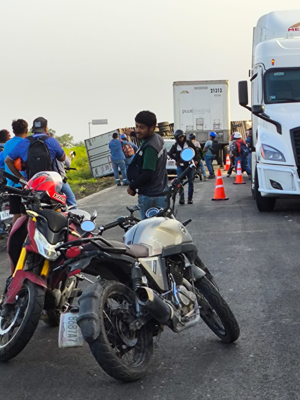 - Cierran tramo de la Champotón-Campeche por volcadura de pesada unidad