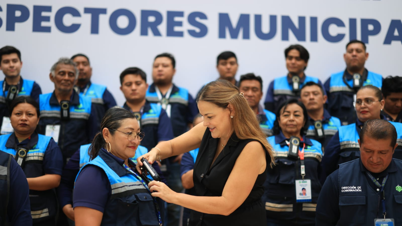 Cecilia Patrón equipa a inspectores de Mérida con cámaras corporales para vigilar sus actuaciones