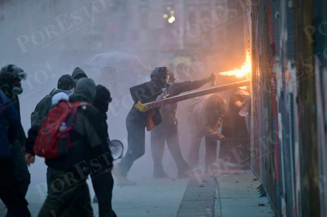 Durante la movilización hubo actos violentos en el Zócalo.