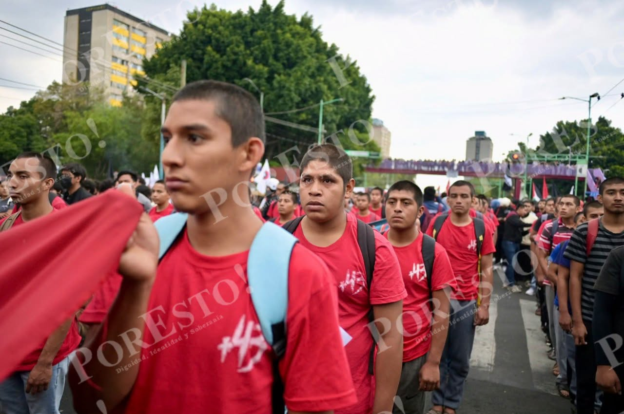 El caso de Ayotzinapa sigue vivo y familiares de los 43 desparecidos exigen la verdad.