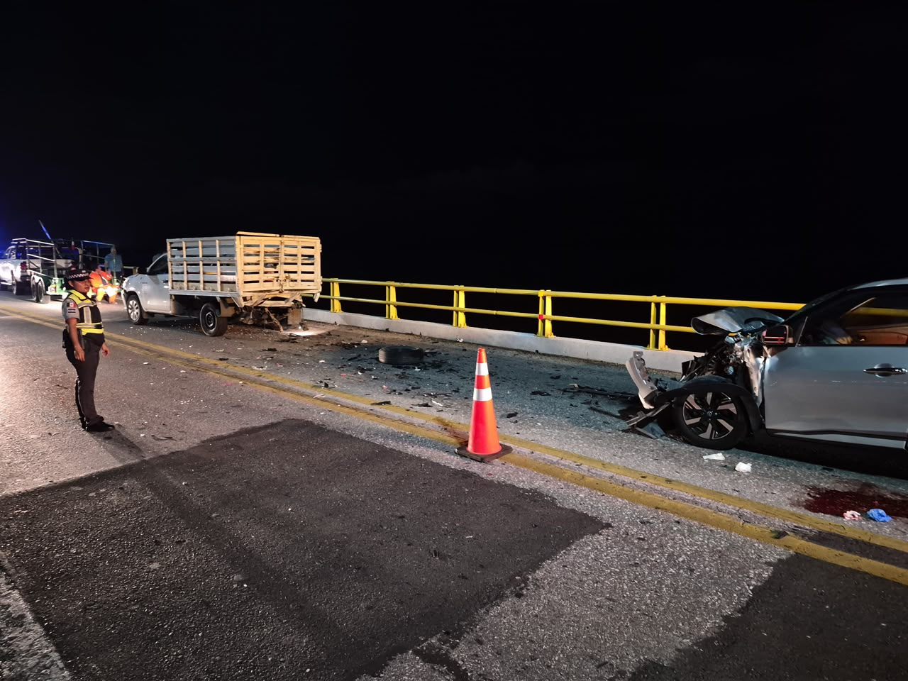 El vehículo chocó por alcance a una camioneta con trabajadores de la planta de nitrógeno.