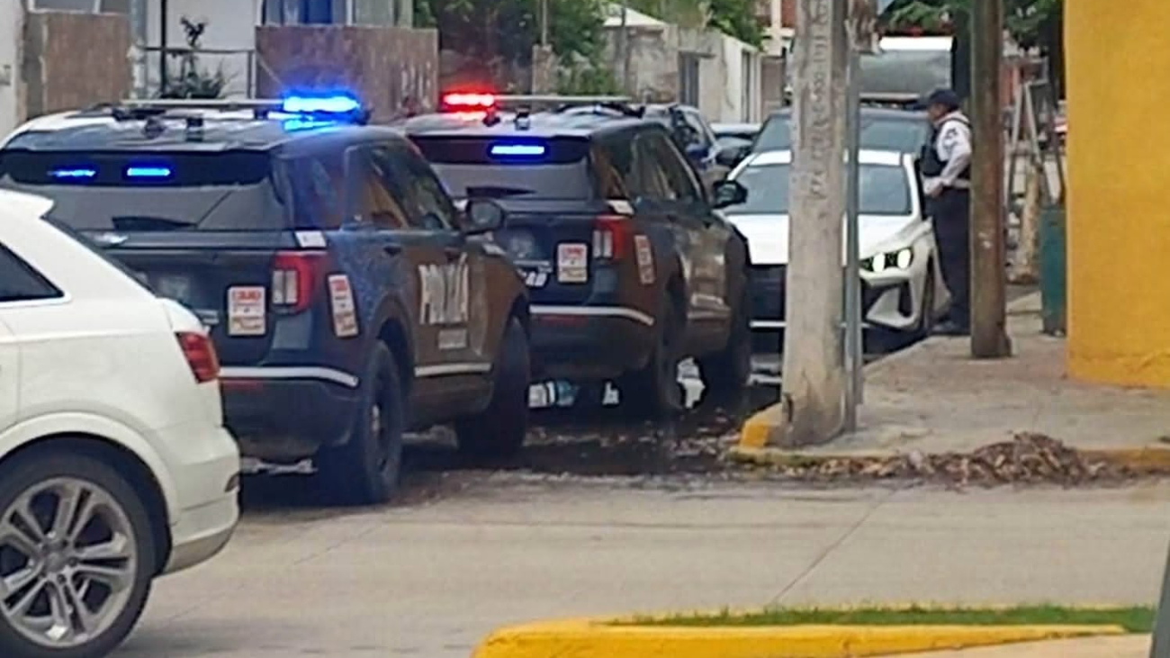 Elementos policiacos dejaron encerrado al hijo del hombre que detuvieron.