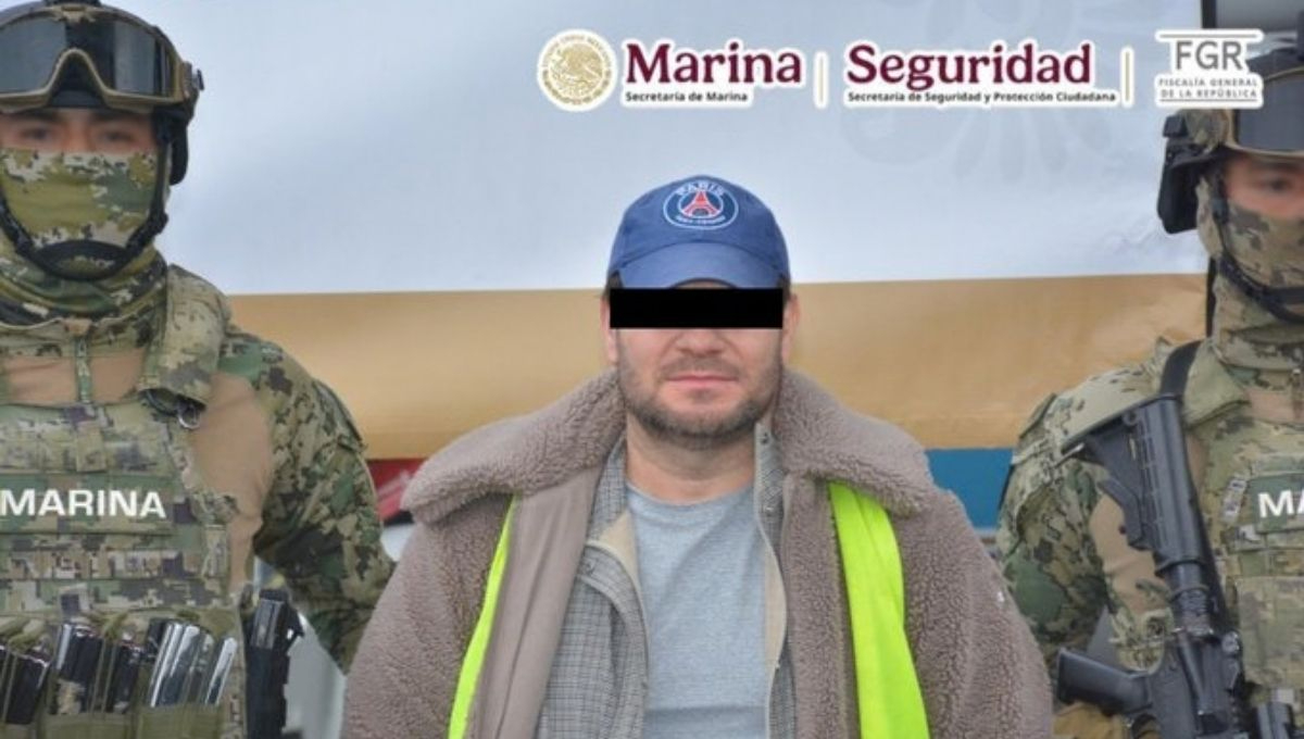 Miguel Ángel Solano Ruiz, también conocido como “El Capitán Sol” o “El Mike”, está identificado como un capitán de corbeta retirado de la Marina