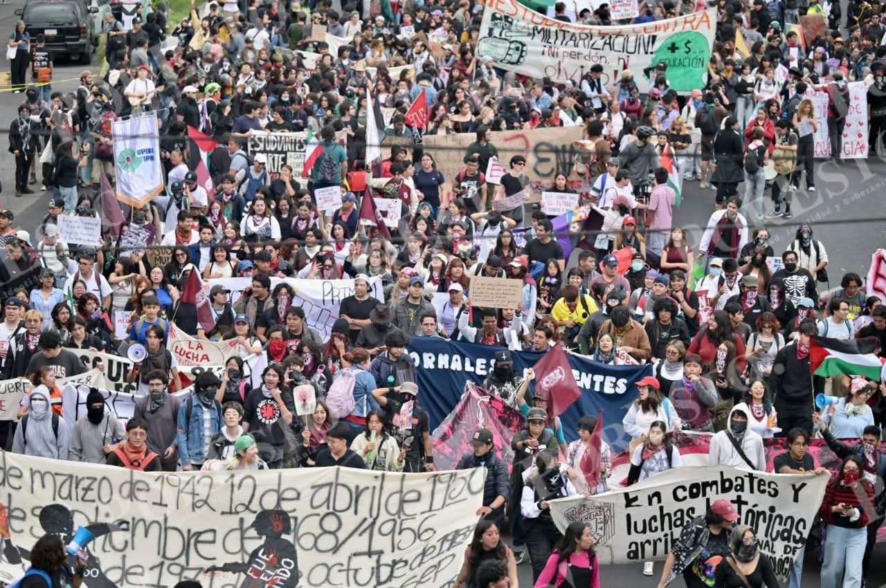 Miles de manifestantes marcharon con pancartas y consignas.
