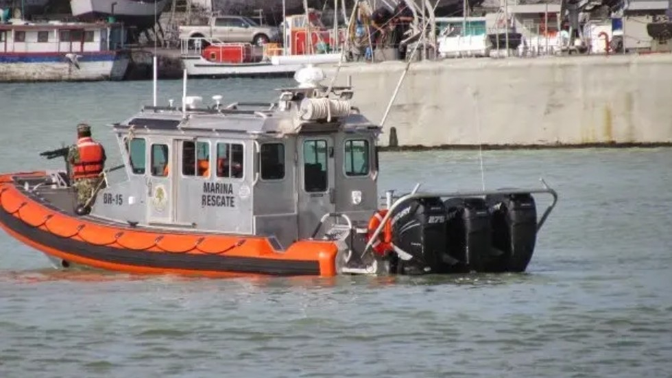 Naufragio frente a Progreso moviliza a la Marina; rescatan con vida a cinco pescadores
