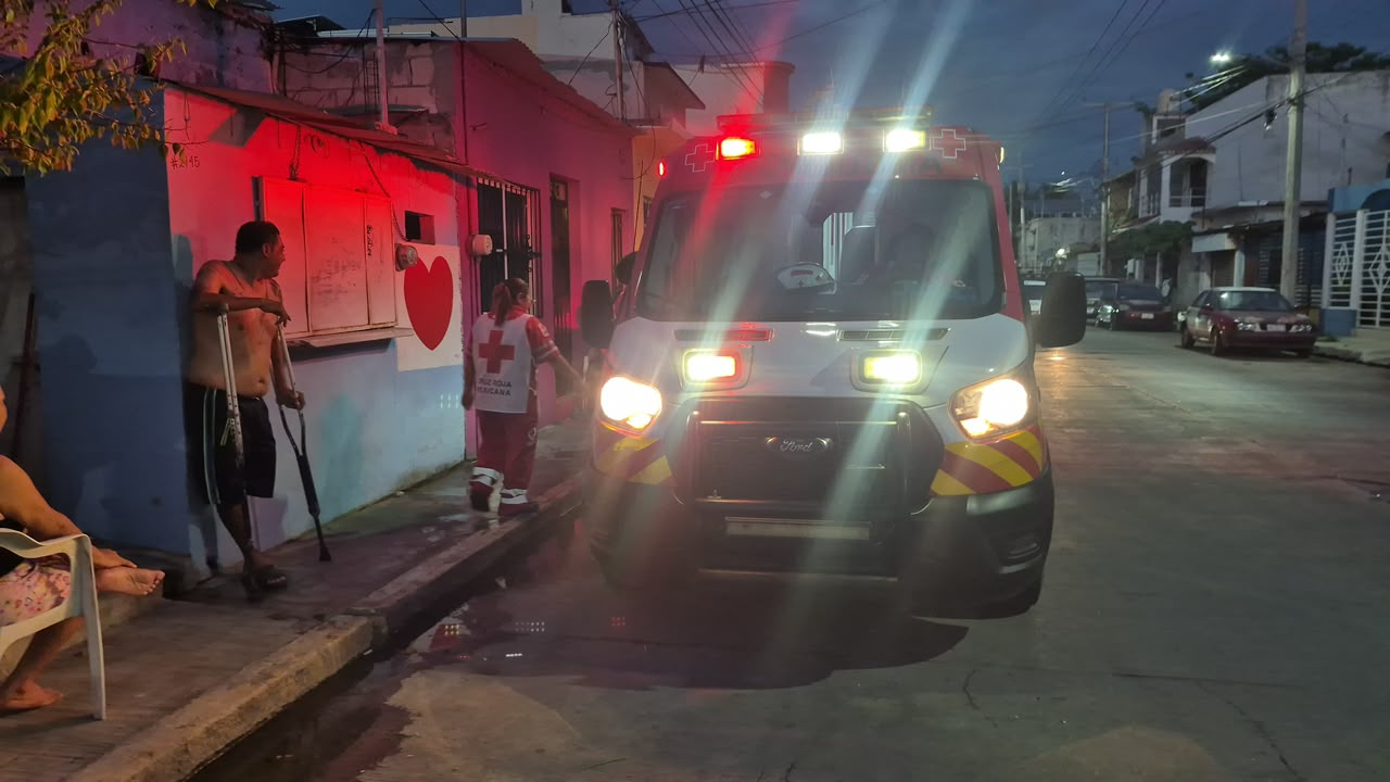 Socorristas de la Cruz Roja auxiliaron a una mujer desvanecida en la colonia Playón.