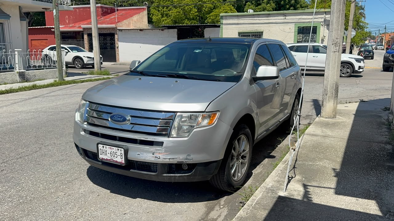 Una camioneta Ford presuntamente intentó ganarle el paso, provocando la colisión.