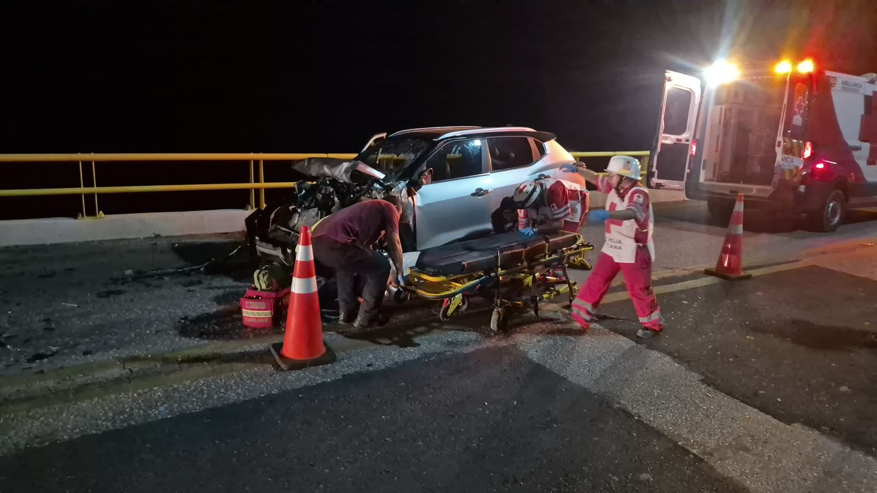 Una múltiple carambola vial dejó tres personas heridas en el Puente Zacatal.