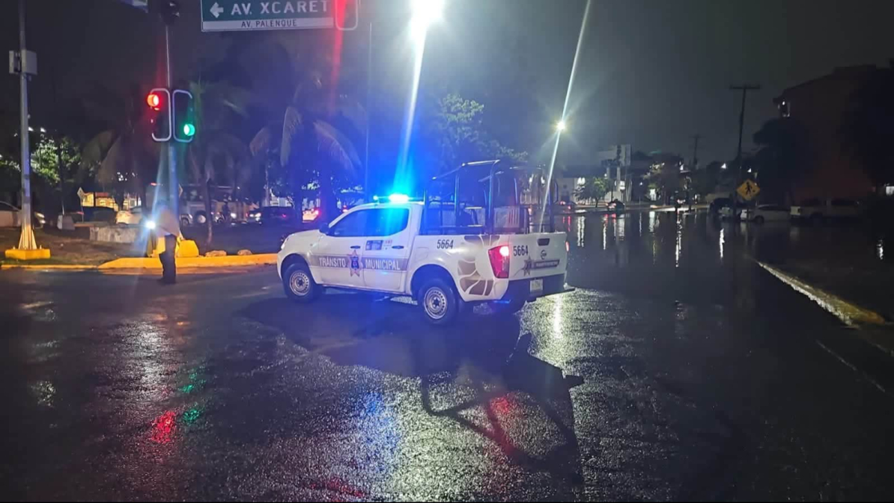 Unidades de la Policía Municipal abanderaron algunas zonas afectadas.