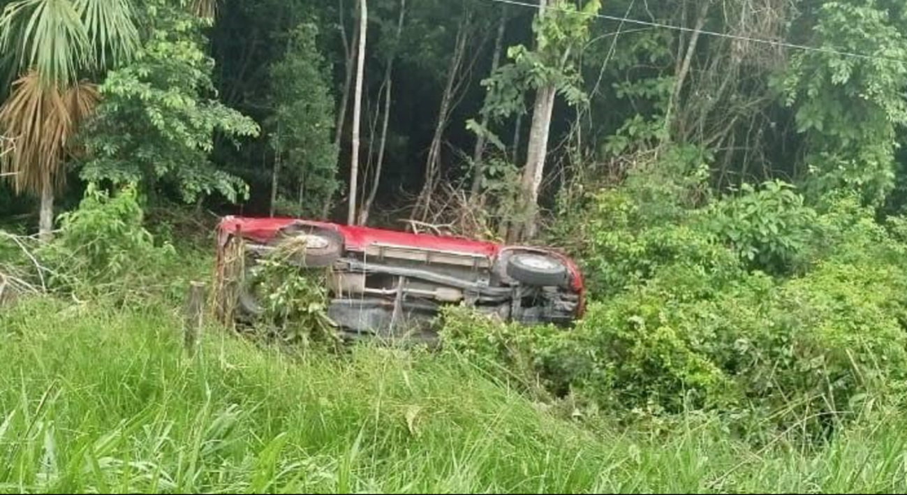 El auto accidentado terminó volcado y fuera de la carpeta asfáltica.