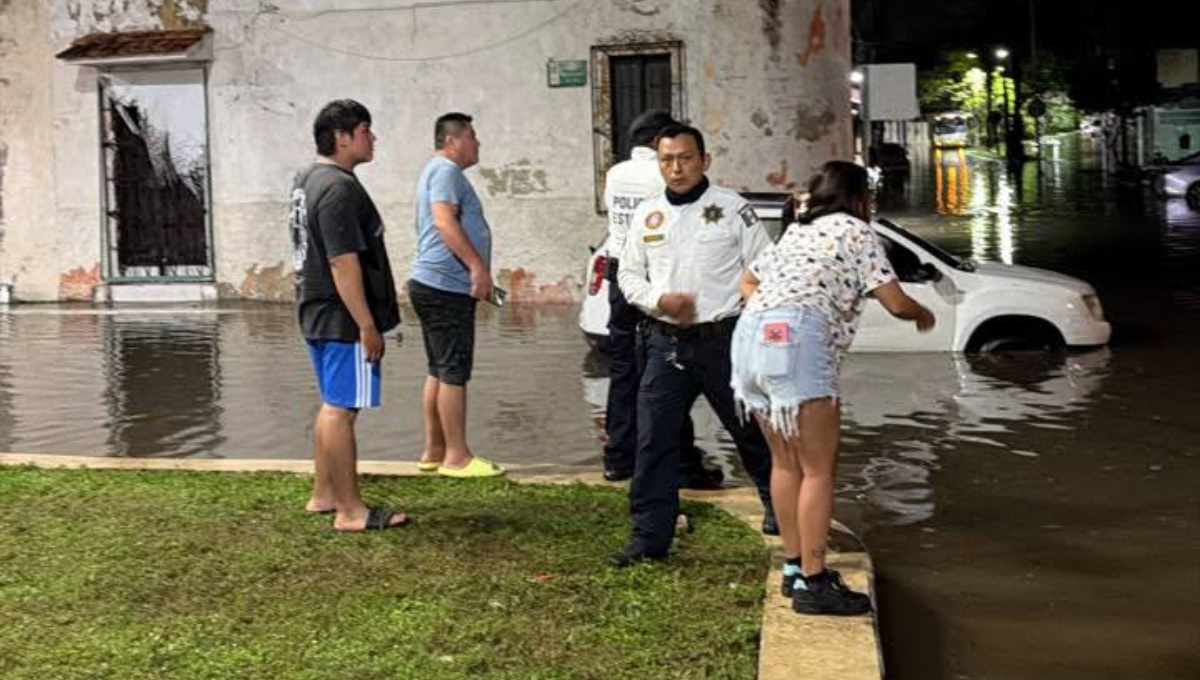Autos quedaron varados en las calles inundadas de Campeche
