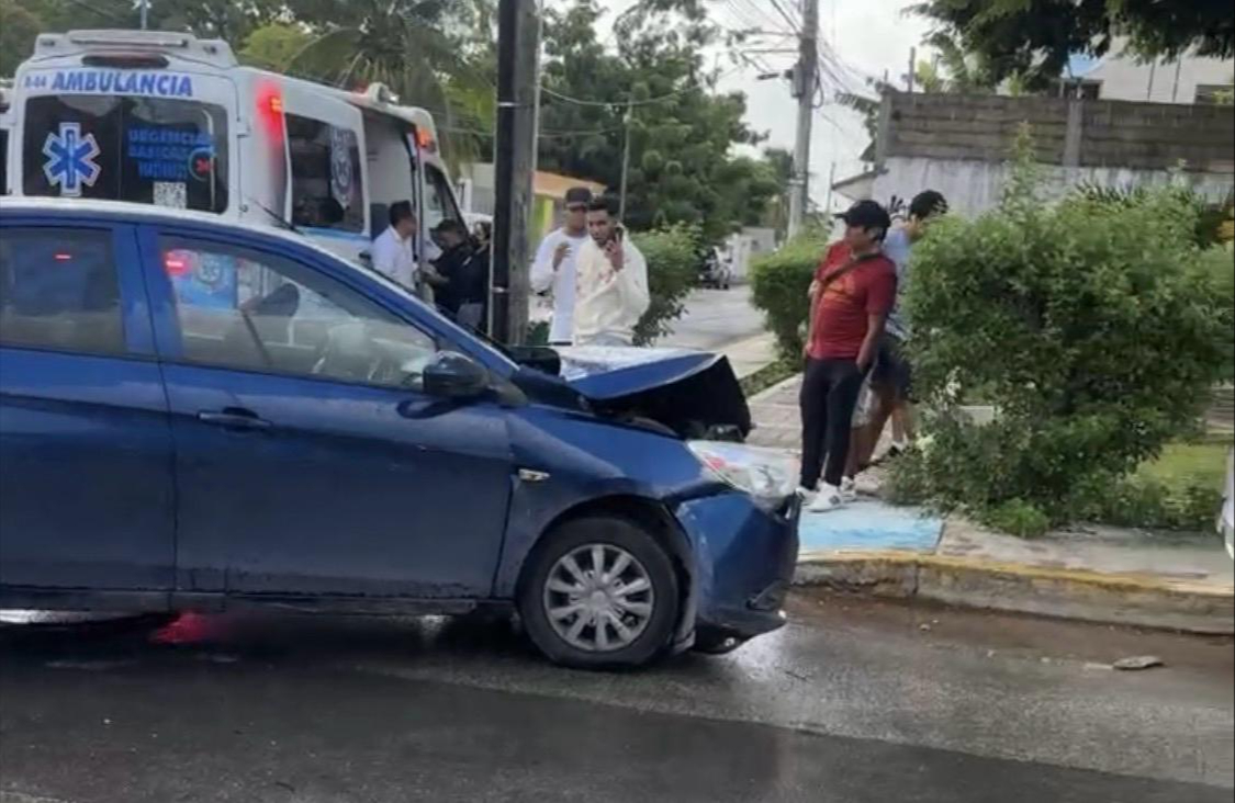 Los autos sufrieron daños importantes y los ocupantes fueron atendidos por paramédicos.