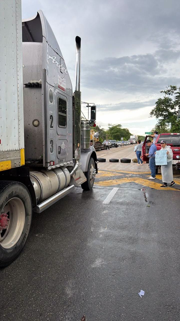 El bloqueo carretero se mantuvo durante casi tres horas y afectó a automovilistas que transitaban por la vía