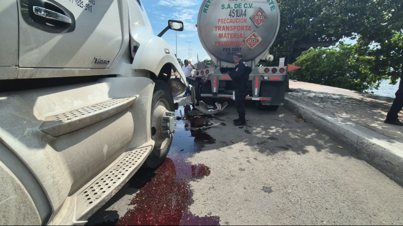 Un choque por alcance entre dos pesadas unidades se registró en la cabecera de Champotón.