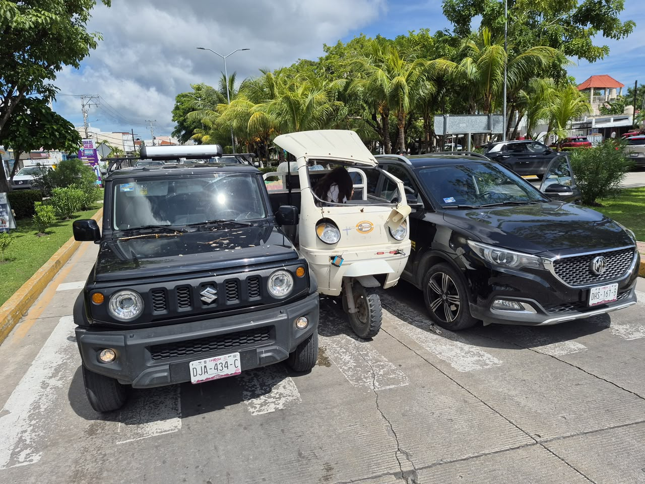 Un choque entre dos camionetas y una carromoto dejó severos daños en Ciudad del Carmen.