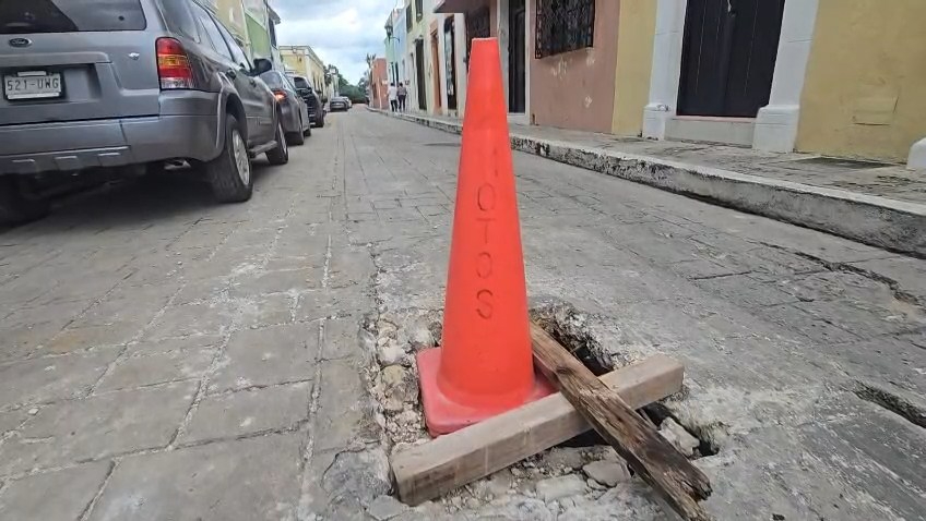 Cierran la calle 55 entre 14 y 16 del Centro Histórico de Campeche tras colapsar el drenaje.
