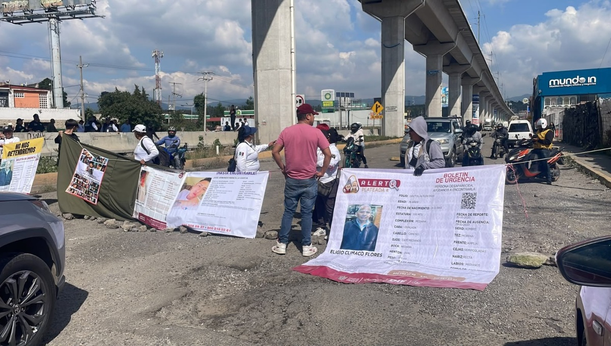 Colectivos de búsqueda cierran el paso de la carretera México-Toluca.