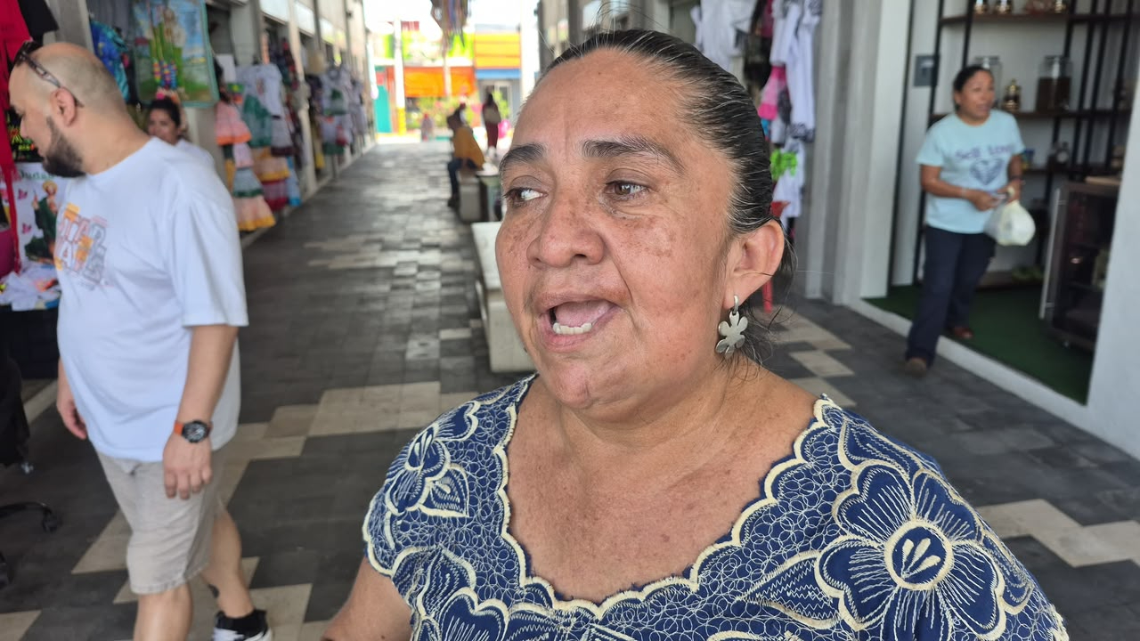 La comerciante se dedica a vender artesanías en el centro de la ciudad.