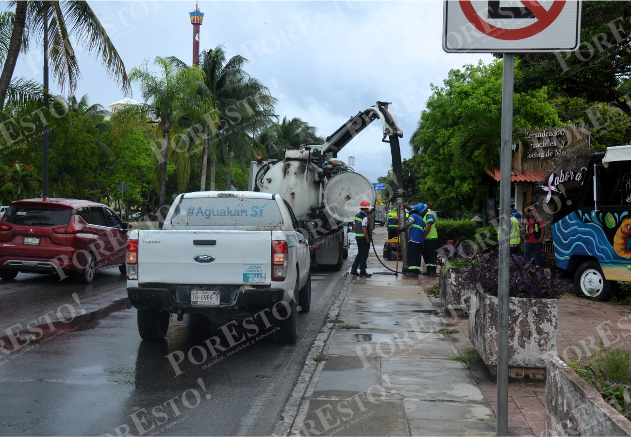 Trabajadores de Aguakan cortaron una tubería obstruida que ocasionó rebosamientos de aguas residuales en la calle Pescador y congestionamiento vehicular