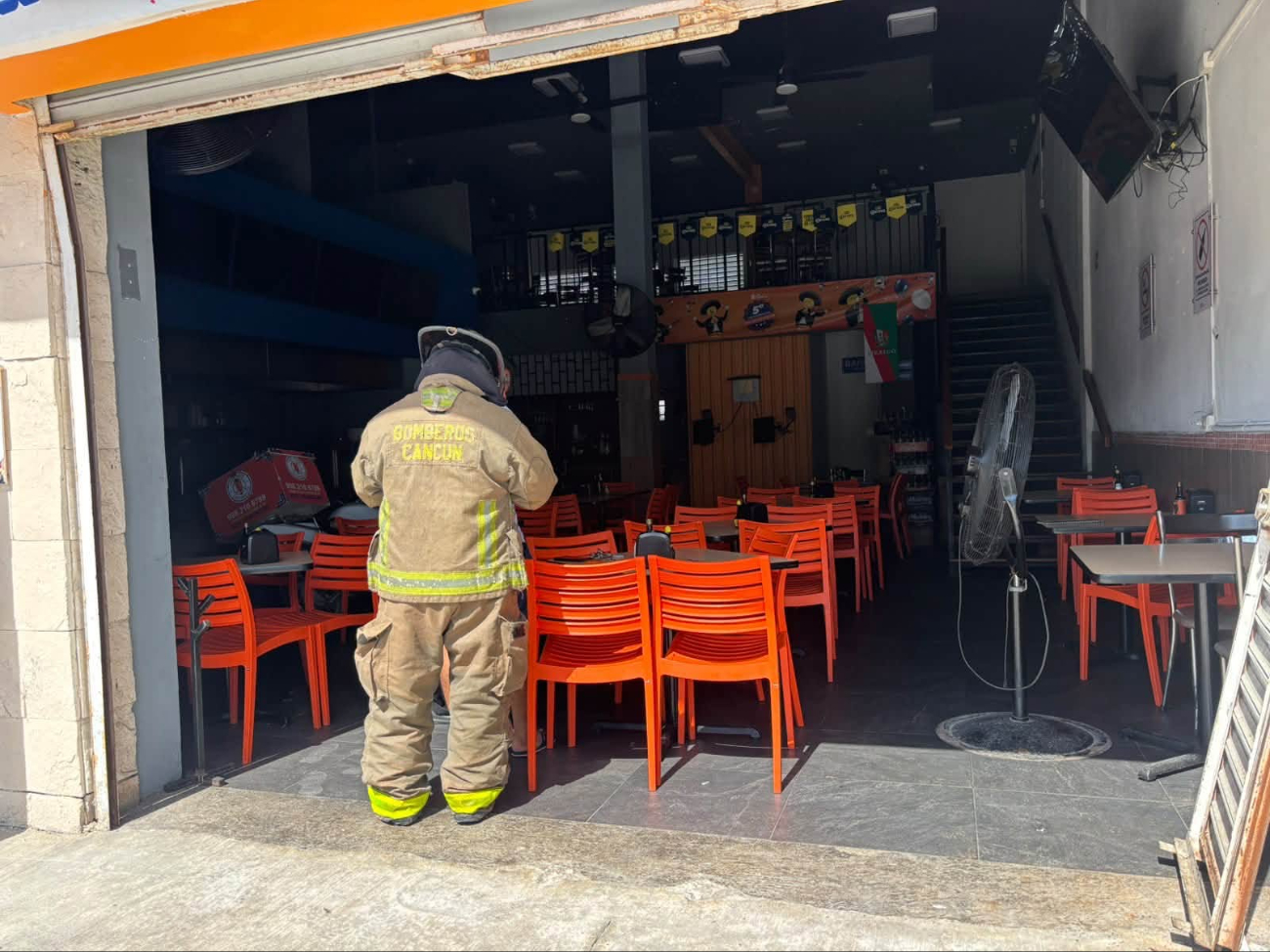 Elementos del Cuerpo de Bomberos inspeccionaron un establecimiento comercial tras un reporte de incendio; al llegar, el fuego ya había sido sofocado