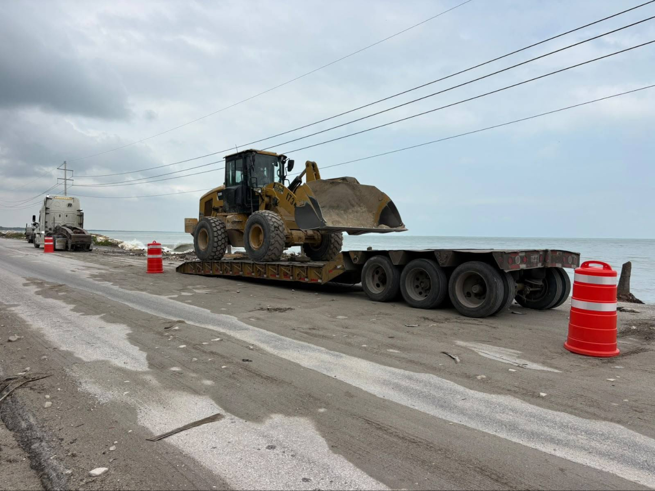 El Frente Frío 2 provocó severos daños en el tramo carretero entre el faro de Xicalango y el Puente Zacatal.