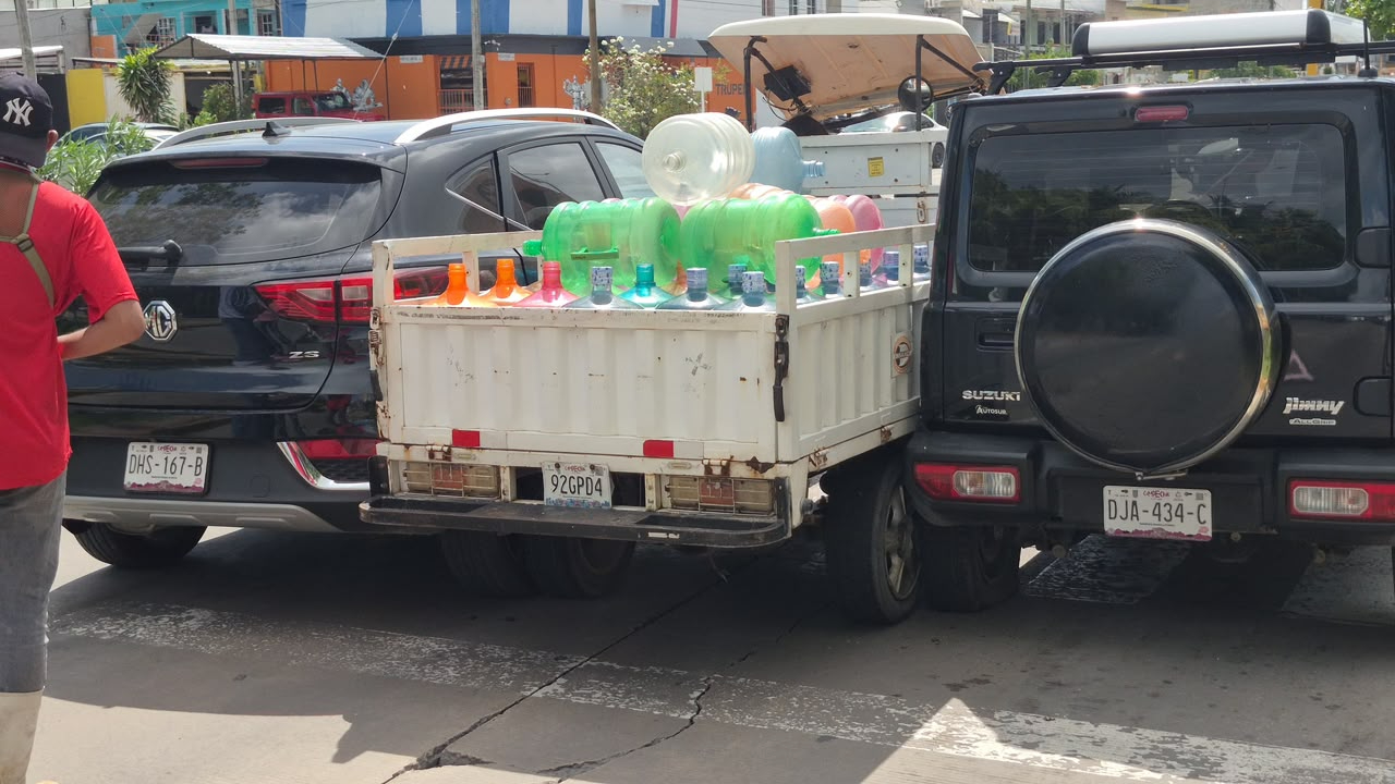 La imprudente maniobra dejó al motocarro aplastado en medio de ambos vehículos de carga ligera.