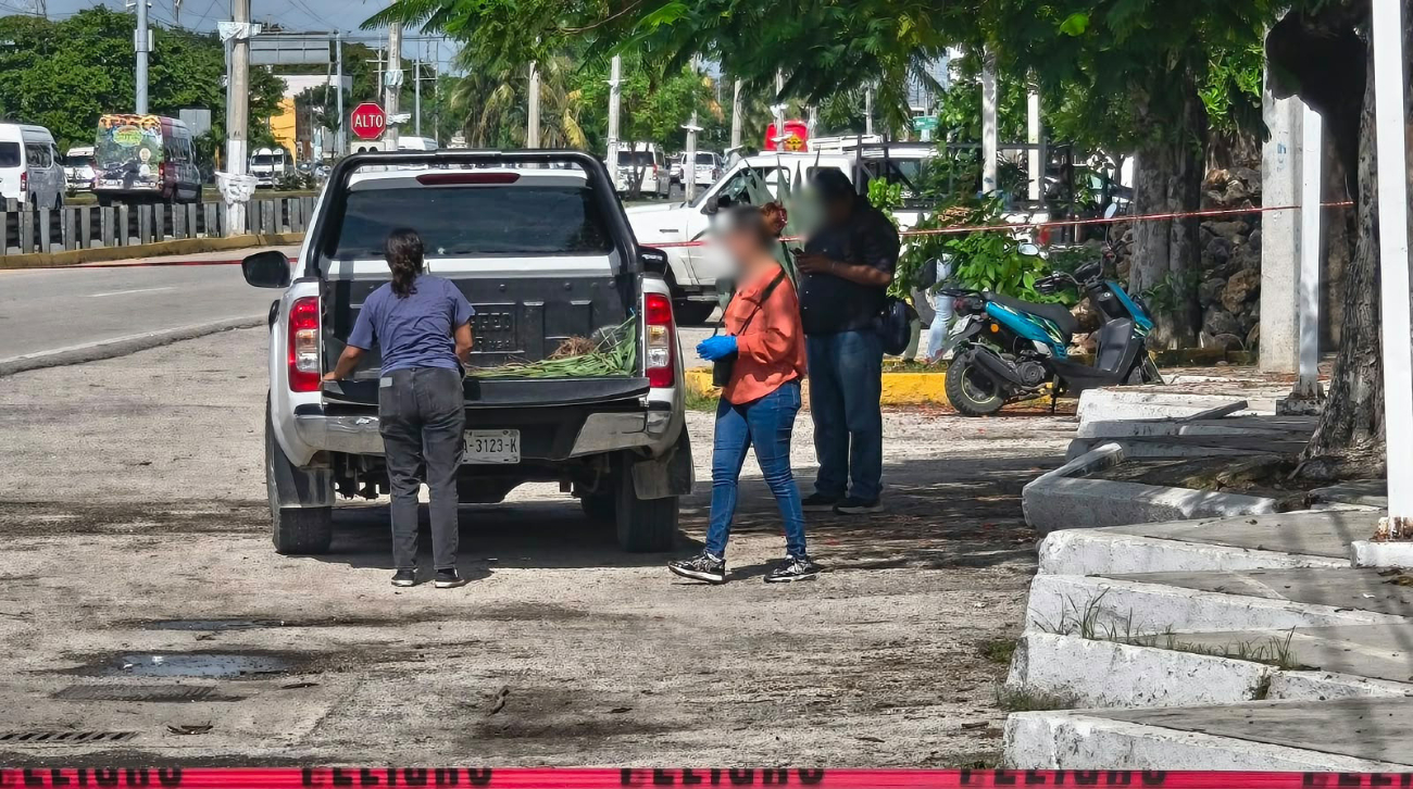 Peritos de la Fiscalía General del Estado realizaron las diligencias correspondientes en la camioneta abandonada