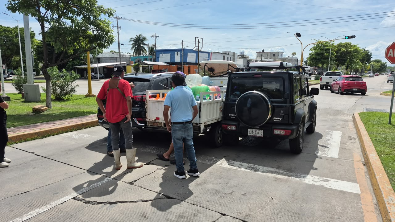 Peritos viales y aseguradoras acudieron al sitio para deslindar las responsabilidades.