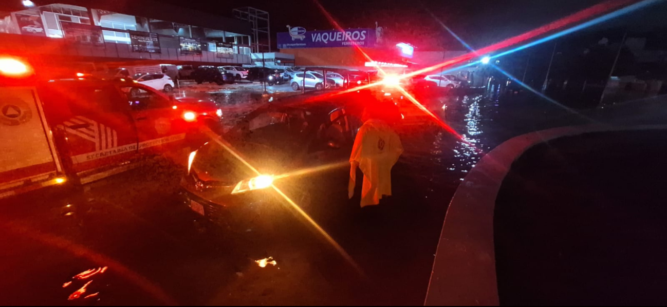 Seprocicam contabilizó tres viviendas inundadas, 15 autos varados y cinco cierres viales.