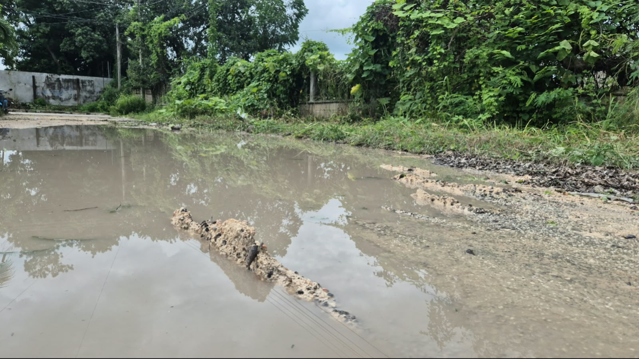 Vecinos de la colonia Cuauhtémoc Cárdenas en Champotón denuncian el deterioro de la calle 18.