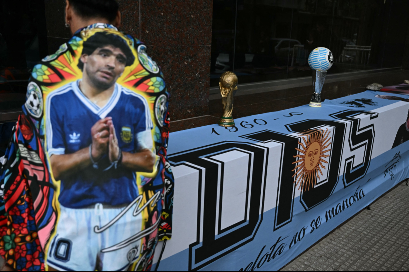 En los alrededores del tribunal se pudieron ver seguidores de Maradona.