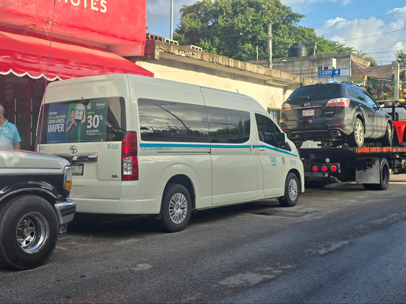 El choque involucró tres vehículos estacionados, entre ellos una unidad del Sindicato de Taxistas Lázaro Cárdenas del Río. No